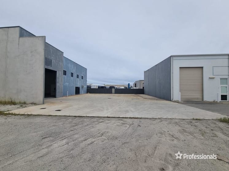 Click to view all images 7B Townsend Street Malaga WA 6090 - Image 2