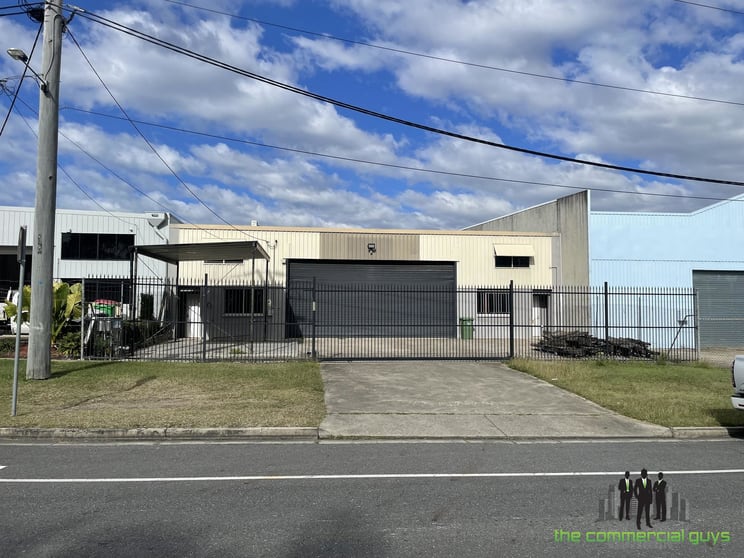 Click to view all images 335 Macdonnell Rd Clontarf QLD 4019 - Image 2