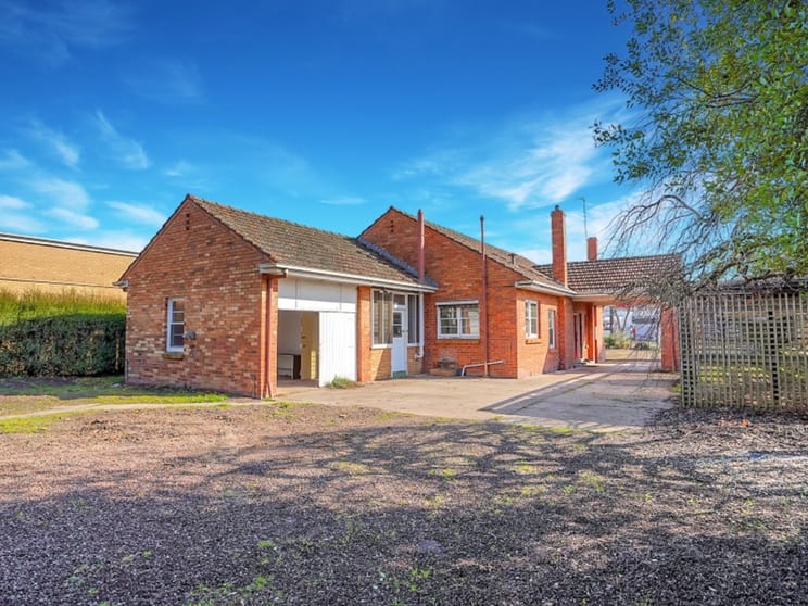 Click to view all images 94 French Street Hamilton VIC 3300 - Image 3
