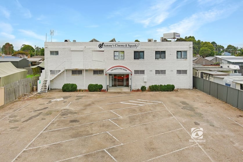 Click to view all images 52 Myer Street Lakes Entrance VIC 3909 - Image 1