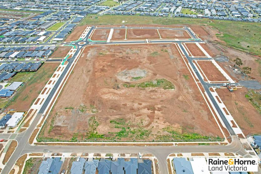 Click to view all images 1 & 25 Taupe Street Wyndham Vale VIC 3024 - Image 3