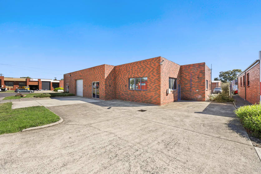 Click to view all images 9 Barry Street Bayswater VIC 3153 - Image 2