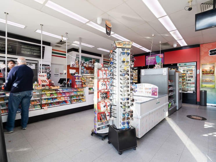 Click to view all images 2 Southbar Road Karabar NSW 2620 - Image 5