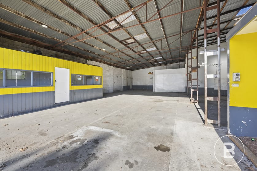 Click to view all images 37 Tuaggra Street Maryborough VIC 3465 - Image 3