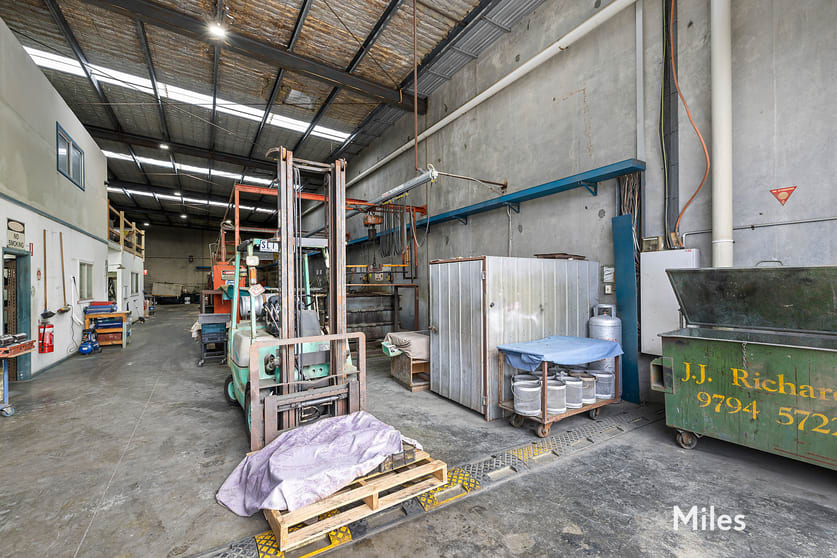Click to view all images 26 Mercedes Drive Thomastown VIC 3074 - Image 2