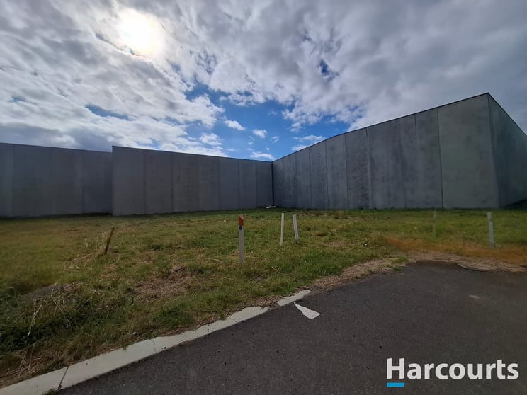 Click to view all images 5 Laidlaw Lane Cranbourne West VIC 3977 - Image 3