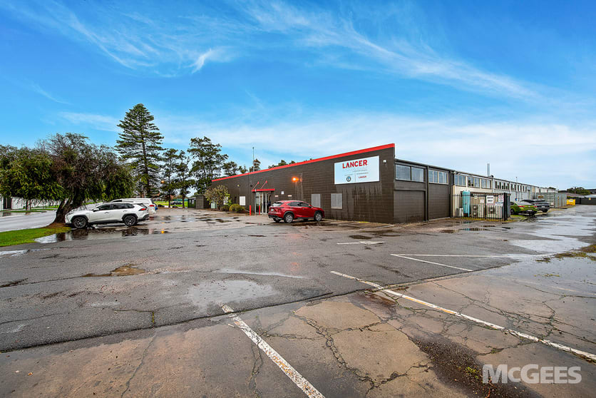 Click to view all images 5 Toogood Avenue Beverley SA 5009 - Image 3