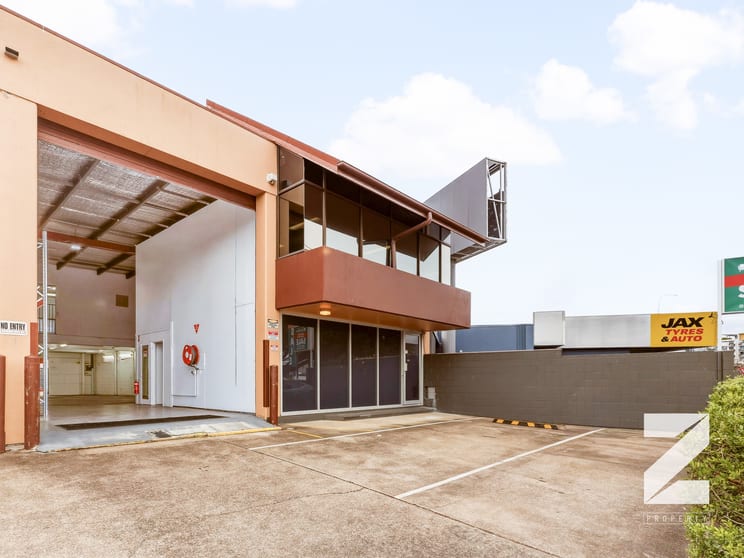 Click to view all images 2/88 Logan Road Woolloongabba QLD 4102 - Image 1