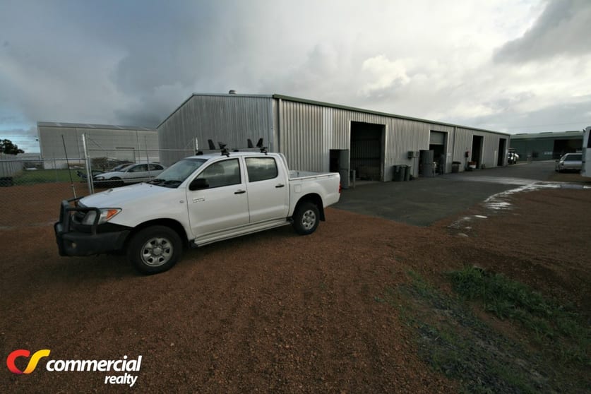 Click to view all images Unit 1/21 Sweny Drive (Rear Unit) Australind WA 6233 - Image 3