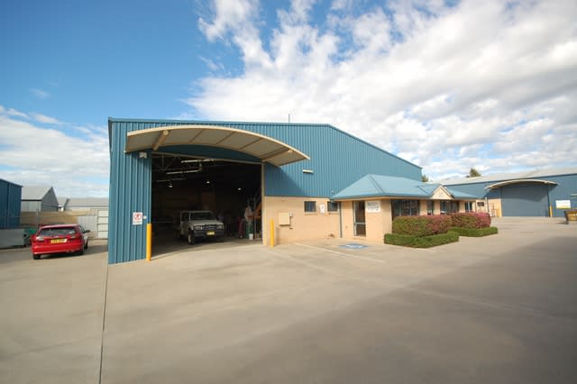 Click to view all images 2/919 Calimo Street North Albury NSW 2640 - Image 1
