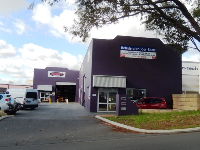 Click to view all images Unit 1 / /14A Hines Road O'connor WA 6163 - Image 2