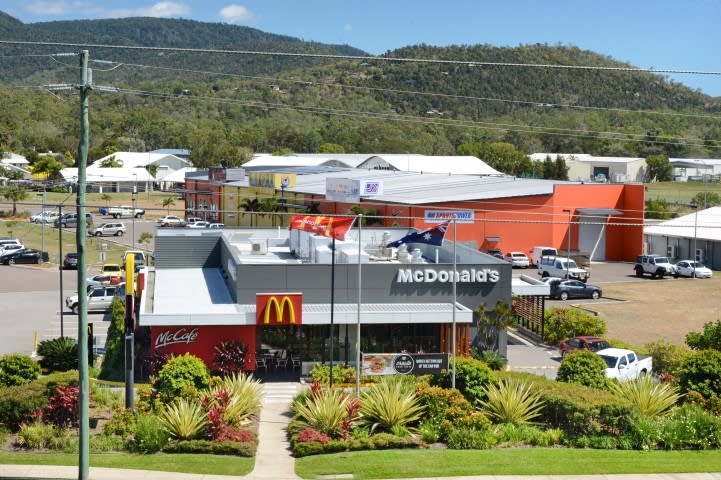 Click to view all images Reef Plaza Cnr Shute Harbour Rd/Paluma Rd Cannonvale QLD 4802 - Image 1
