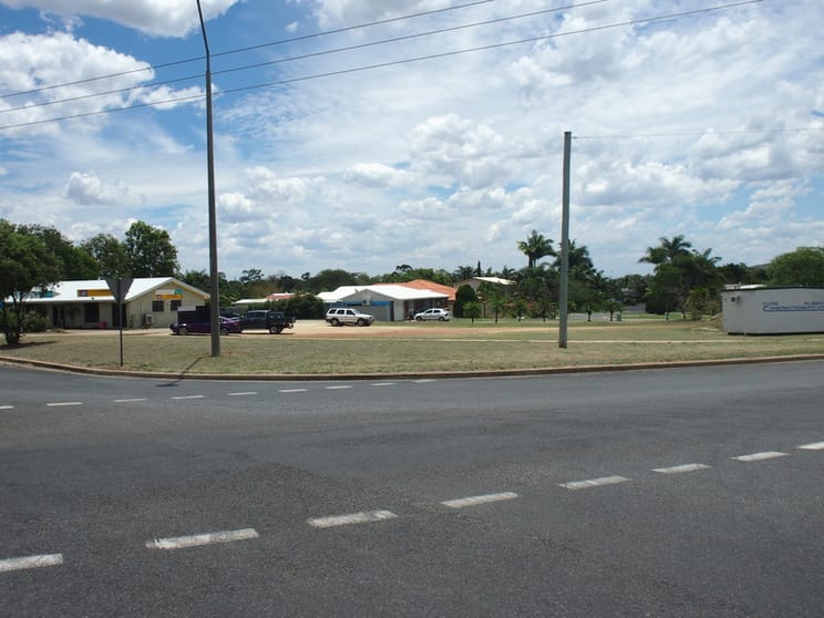 Click to view all images 2 Middle Road Gracemere QLD 4702 - Image 3
