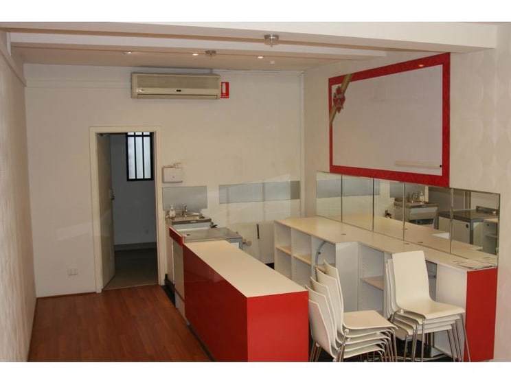 Click to view all images 188d Barkly Street St Kilda VIC 3182 - Image 3