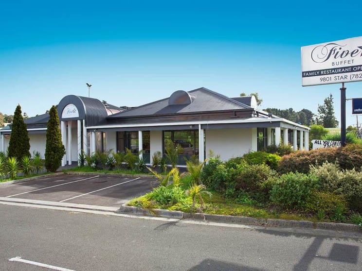 Click to view all images 324 Wantirna Road Wantirna VIC 3152 - Image 2