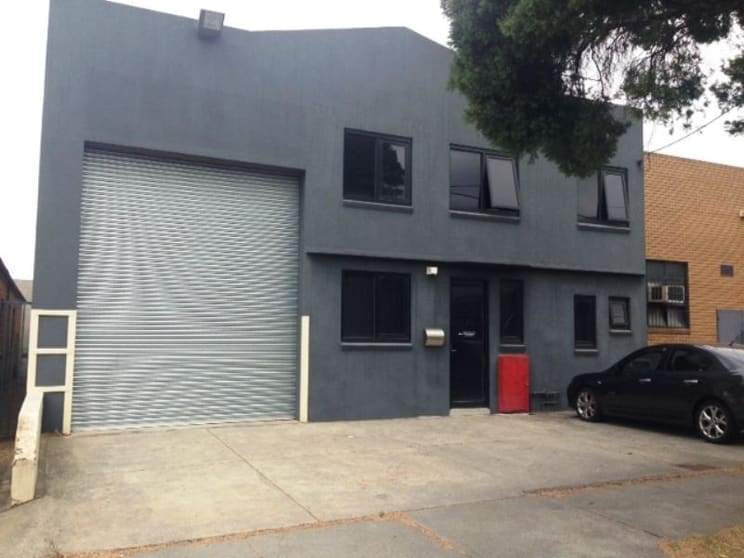 Click to view all images 194 Christmas Street Fairfield VIC 3078 - Image 1