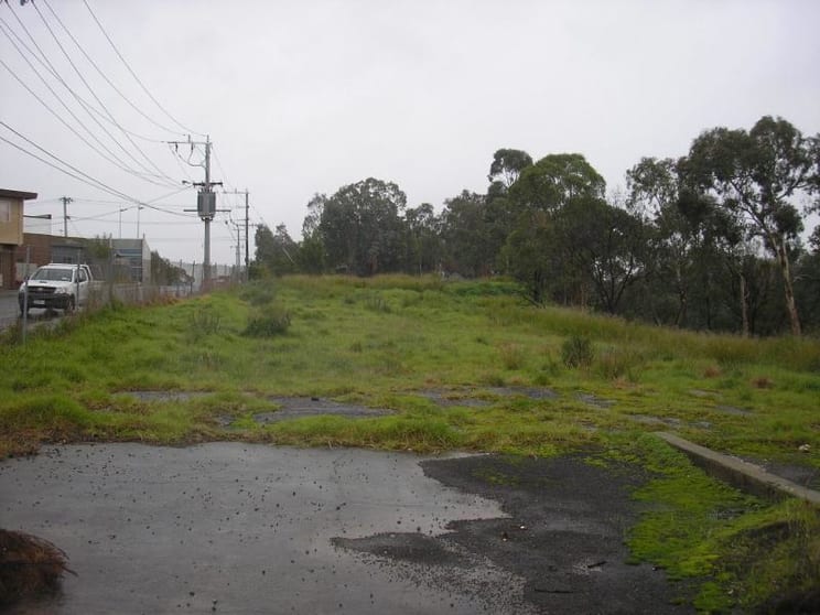 Click to view all images 28 Ford Crescent Thornbury VIC 3071 - Image 2