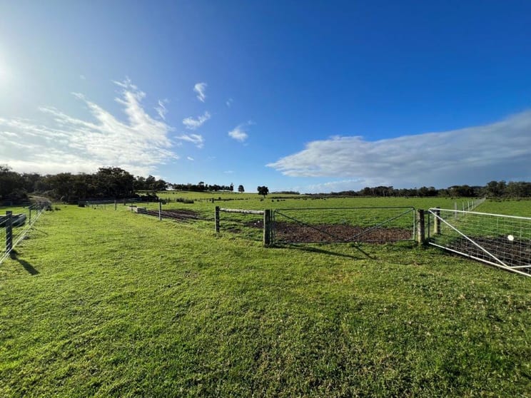 Click to view all images 141 Parker Road Kentdale WA 6333 - Image 3
