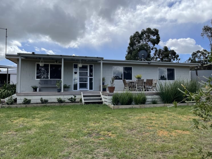 Click to view all images 400 Lock Road St Arnaud VIC 3478 - Image 1