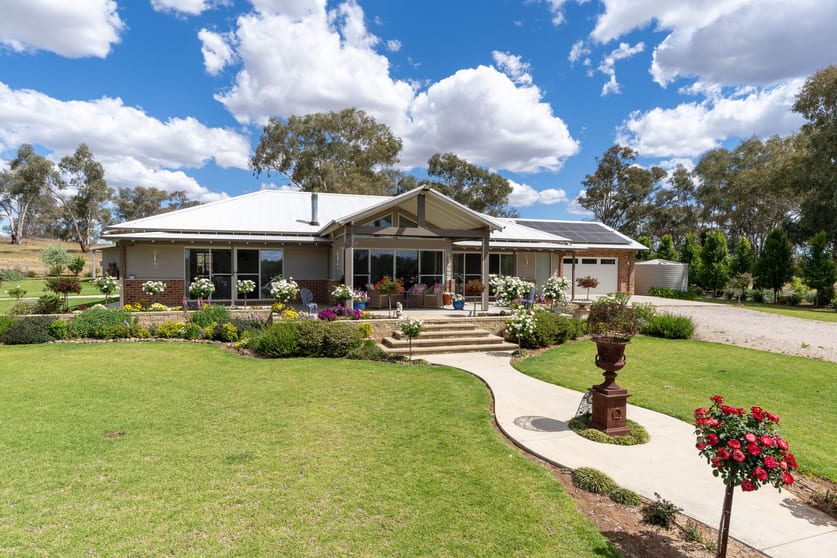 Click to view all images "Mandagery Views" 852 Kurrajong Road Manildra NSW 2865 - Image 1