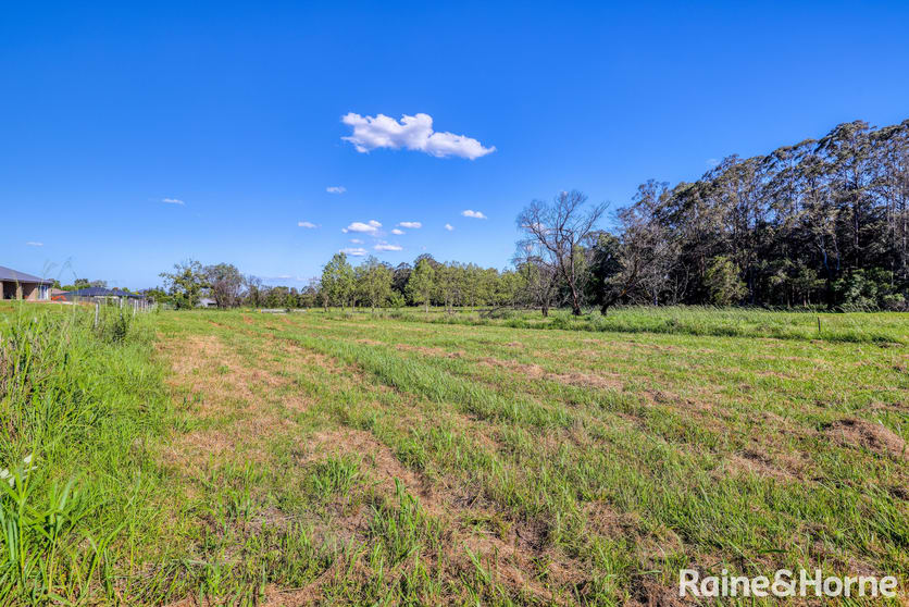 Click to view all images 63 Emerald Drive Meroo Meadow NSW 2540 - Image 3
