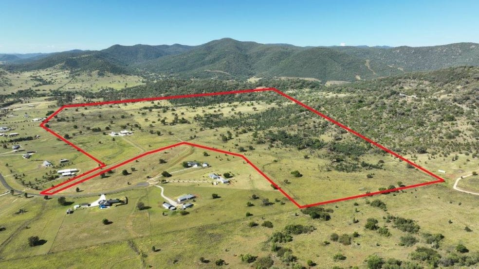Click to view all images 21 Horseshoe Place Moore Creek NSW 2340 - Image 2