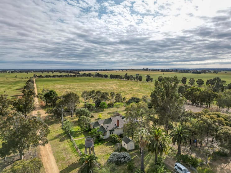 Click to view all images 2326 Lockhart The Rock Road The Rock NSW 2655 - Image 2