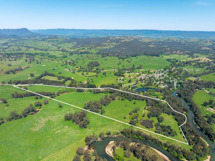 Click to view all images 1240 Goulburn Valley Highway Thornton VIC 3712 - Image 3
