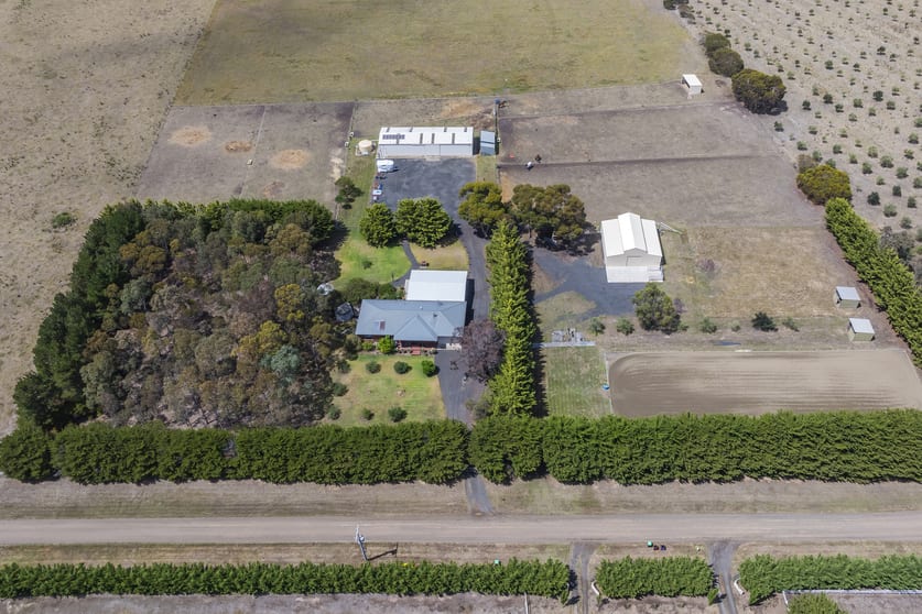 Click to view all images 112 Mcdonalds Lane Riddells Creek VIC 3431 - Image 1