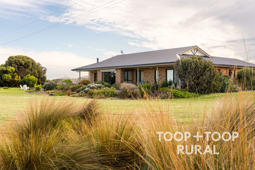 Click to view all images 248 Bongalong Road Hindmarsh Island SA 5214 - Image 1