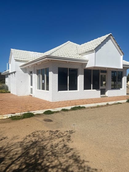Click to view all images 1 Woolgar Avenue Merredin WA 6415 - Image 1