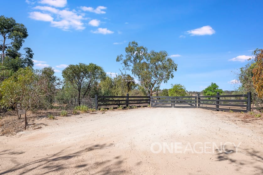 Click to view all images 15 Green Gully Road Cockatoo Valley SA 5351 - Image 2