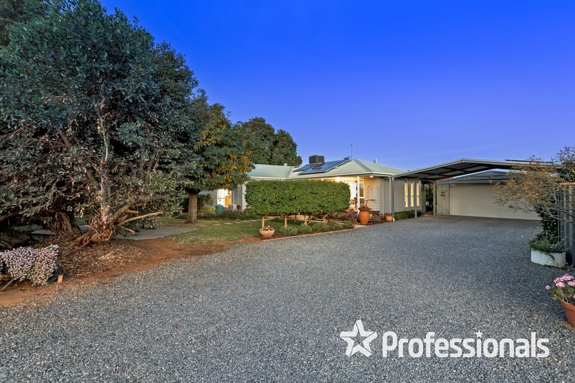 Click to view all images 86 Karadoc Avenue Nichols Point VIC 3501 - Image 2