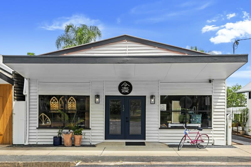 Click to view all images 12 Robertson St Torbanlea QLD 4662 - Image 1
