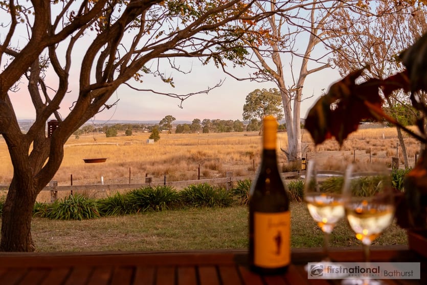 Click to view all images 130 Spring Close Mount Rankin NSW 2795 - Image 2