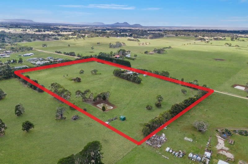 Click to view all images 100 Kurtzes Road Hamilton VIC 3300 - Image 2