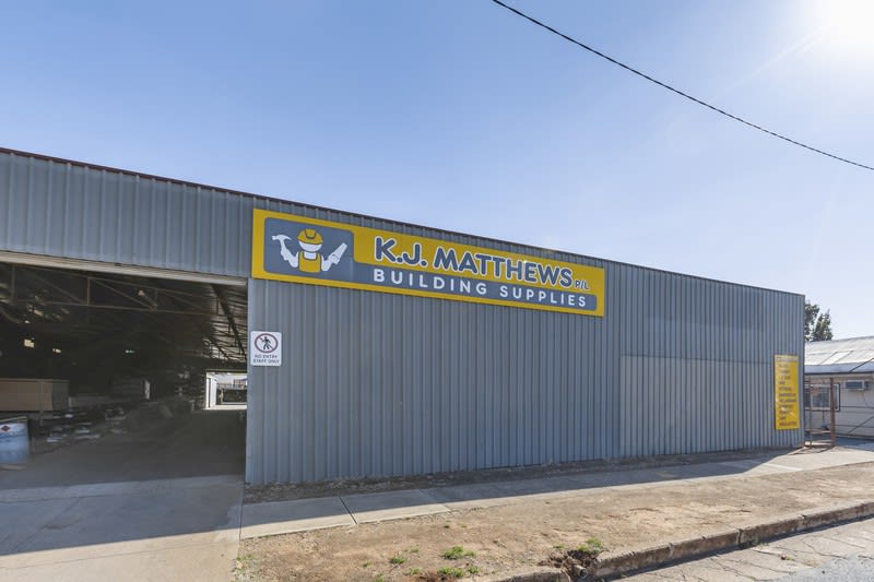 Click to view all images 302 Hoskins Street* Temora NSW 2666 - Image 1