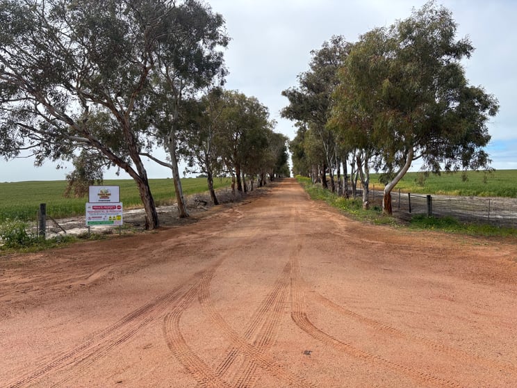 Click to view all images 1396 Tabletop Road Mount Horner WA 6525 - Image 2