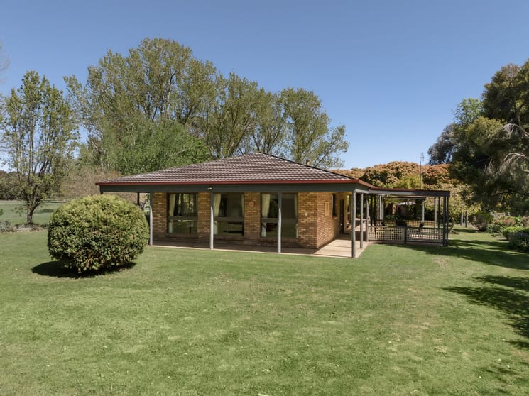 Click to view all images 105 Graves Road Mansfield VIC 3722 - Image 2