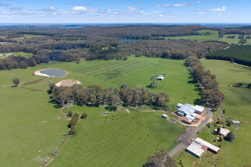 Click to view all images 218 Hurdle Flat Road Beechworth VIC 3747 - Image 1