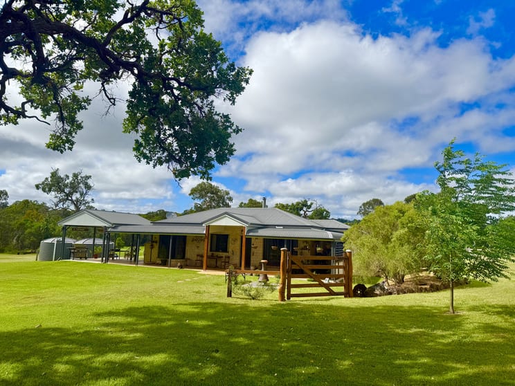Click to view all images 881 New England Highway Yarraman QLD 4614 - Image 1