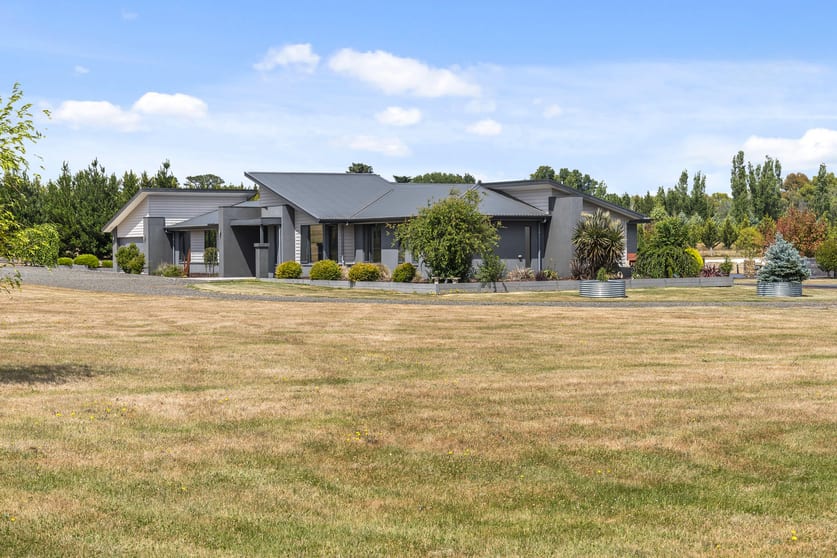 Click to view all images 76 Harts Lane Kyneton VIC 3444 - Image 2
