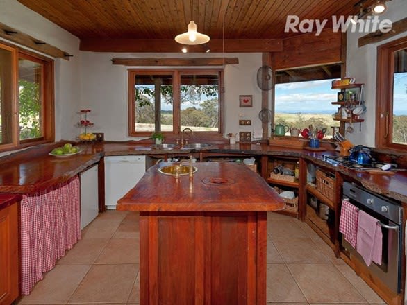Click to view all images 49 Ressom Lane Beechworth VIC 3747 - Image 2