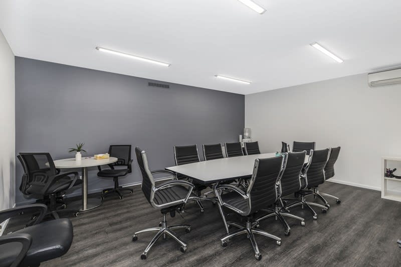Modern Showroom/Office/Warehouse Facilities Modern Showroom/Office/Warehouse Facilities