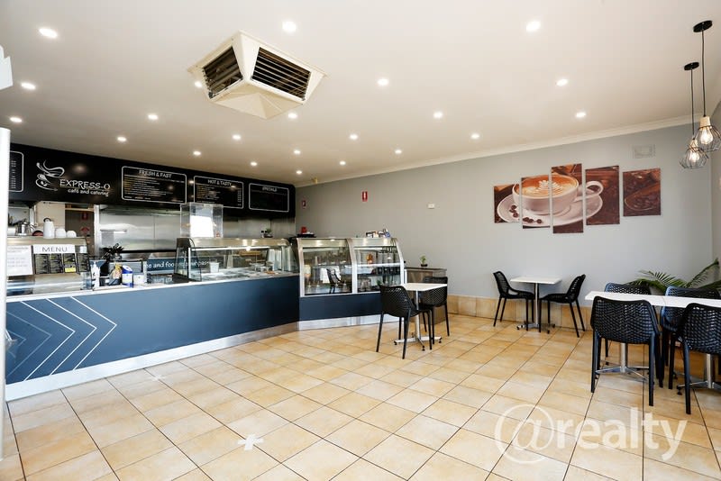 Retail/Cafe shop on the main road for lease Retail/Cafe shop on the main road for lease