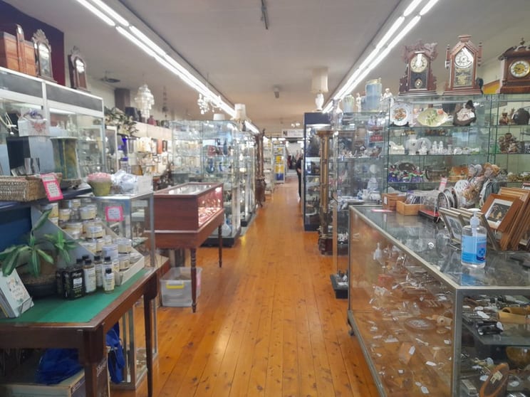 Mr Pickwicks Fine Books, Antiques And Collectables