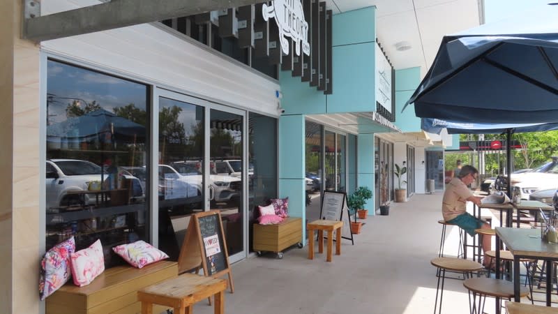 Popular Café 'Shops on Hilton' - Parking out Front Popular Café 'Shops on Hilton' - Parking out Front