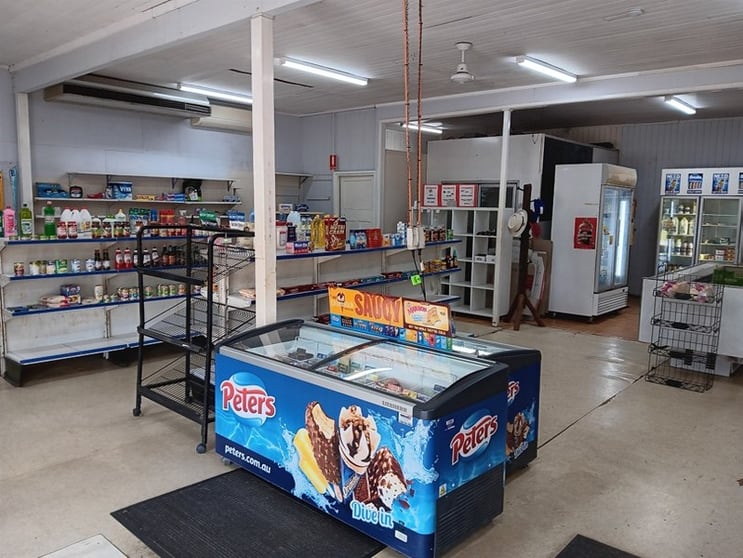 Highway convenience store/ Post Office also has a home & extra shop to let