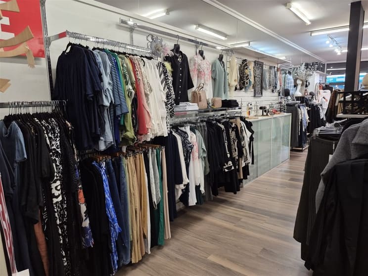 Popular Women's Fashion Boutique - Prime Location Popular Women's Fashion Boutique - Prime Location