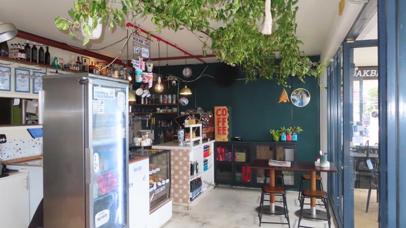 Lively Esplanade Café Down by the Sea Lively Esplanade Café Down by the Sea